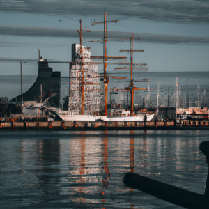 Gdynia to miasto portowe na północy Polski, nad Morzem Bałtyckim. Jest jednym z największych i najbardziej rozwiniętych ośrodków morskich w kraju. Gdynia słynie z pięknej, rozległej plaży, a także z licznych atrakcji turystycznych i kulturalnych. W mieście można odwiedzić wiele ciekawych miejsc, takich jak Muzeum Marynistyczne, Akwarium Gdyńskie czy Teatr Morski.