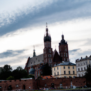 Zdjęcie przedstawia Wawel, siedzibę królewską w Krakowie. Jest to jedna z najbardziej rozpoznawalnych budowli w Polsce i jeden z najważniejszych symboli narodowych. Wawel jest otoczony przez piękny ogród, który jesienią prezentuje się wyjątkowo atrakcyjnie dzięki barwnym liściom.